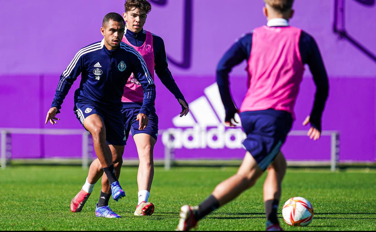 Varios jugadores del Valladolid Promesas, en un entrenamiento. 