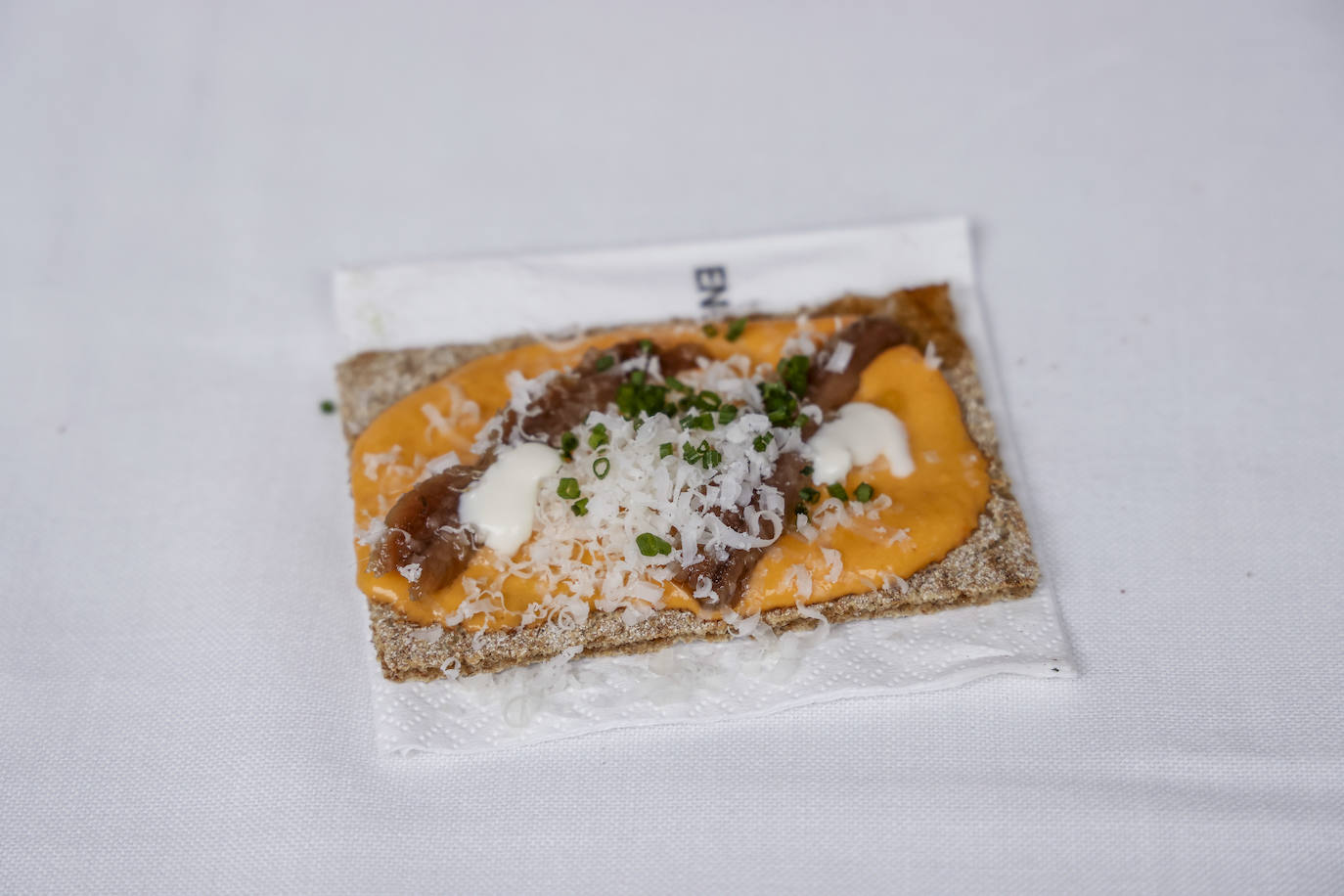 El pintxo del Gallinero, con salmorejo, anchoilla y queso.