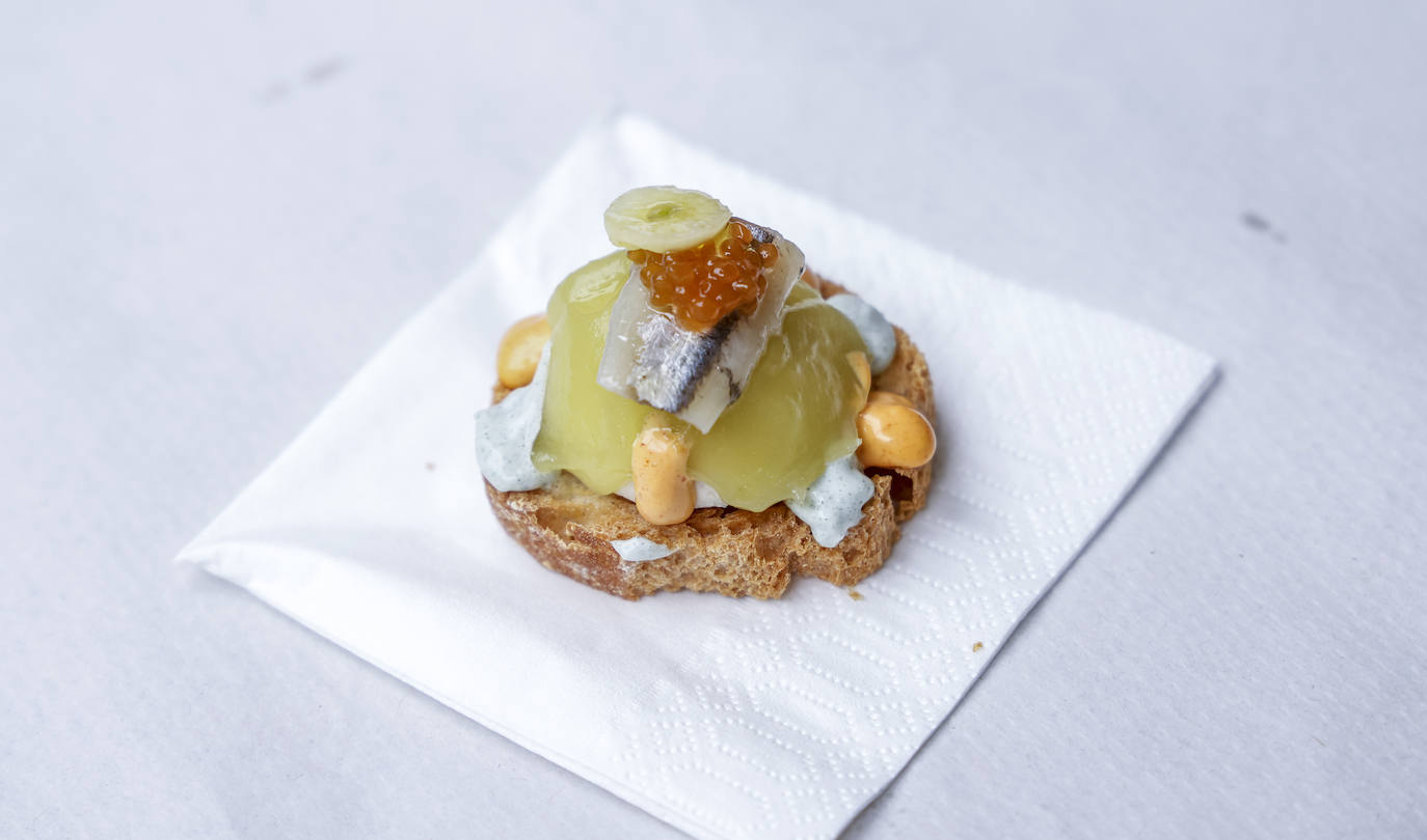 Bombón de mousse de bonito escabechado, recubierto de gelatina de piparras coronado con boquerón con puntos de ajo t mayonesa de pimentón picante. La propuesta del bar La Viña.