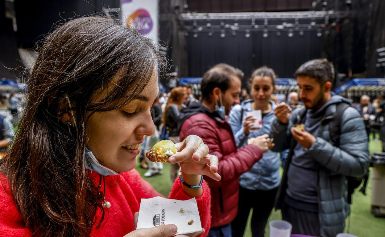 Amaya, en primer plano, y sus amigos Gorka, Garazi y Roberto degustan algunos de los pintxos en el Iradier Arena