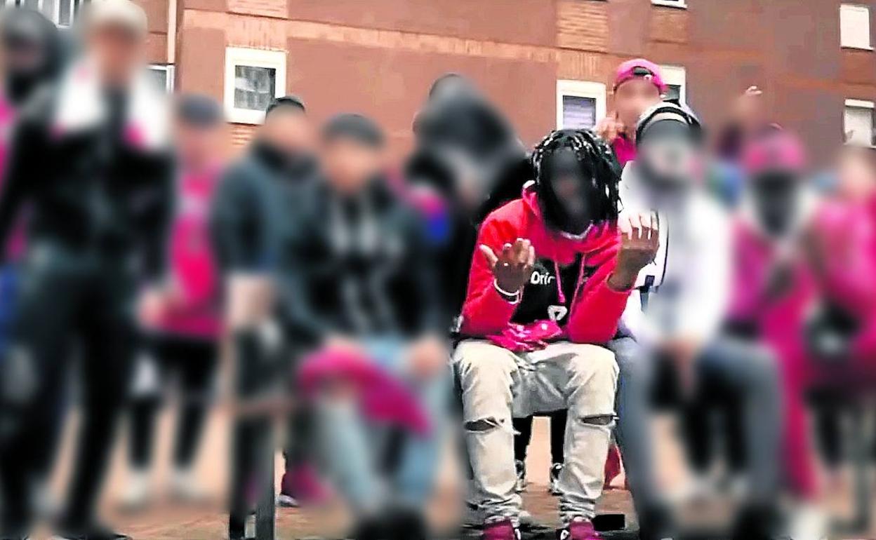 Fotograma de un videoclip musical grabado en Sansomendi en el que la Policía Local cree que los Bloods se constituyeron públicamente.