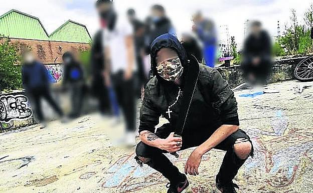 El ahora reo preventivo posa con un machete.