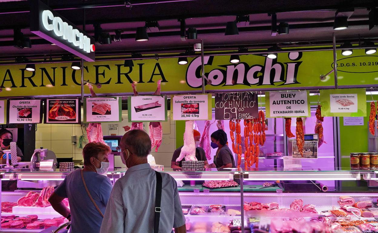 Unos clientes compran en una carnicería de Vitoria. 