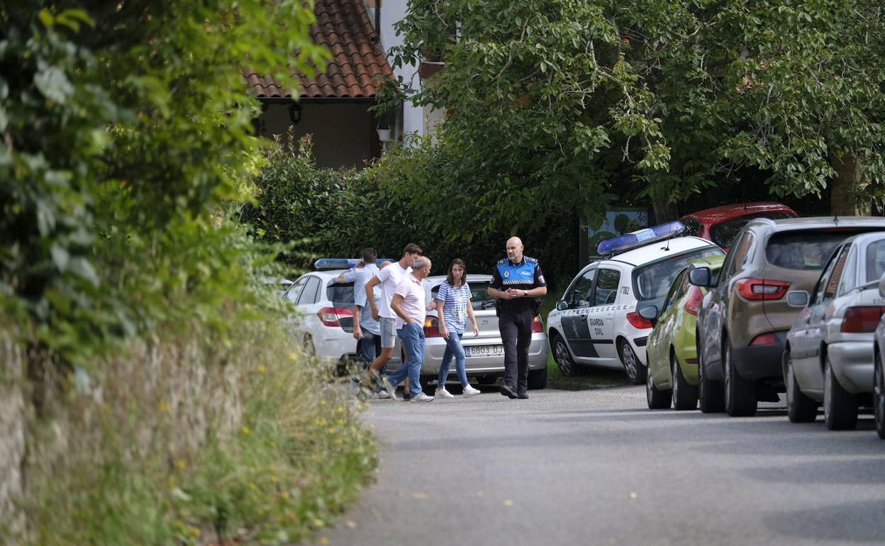 Agentes en busca de pruebas en el entorno del lugar donde fue encontrado el cuerpo del concejal Javier Ardines.
