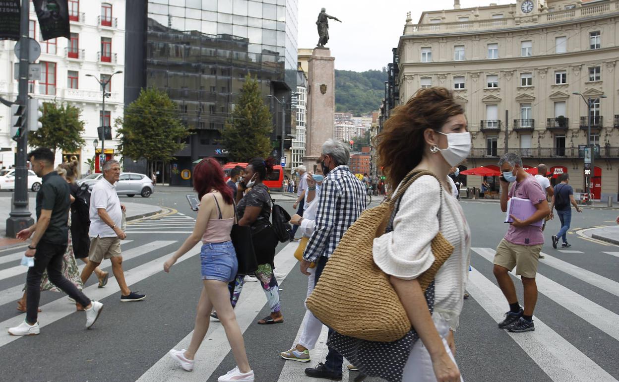 Las mascarillas siguen presentes en el día a día. 