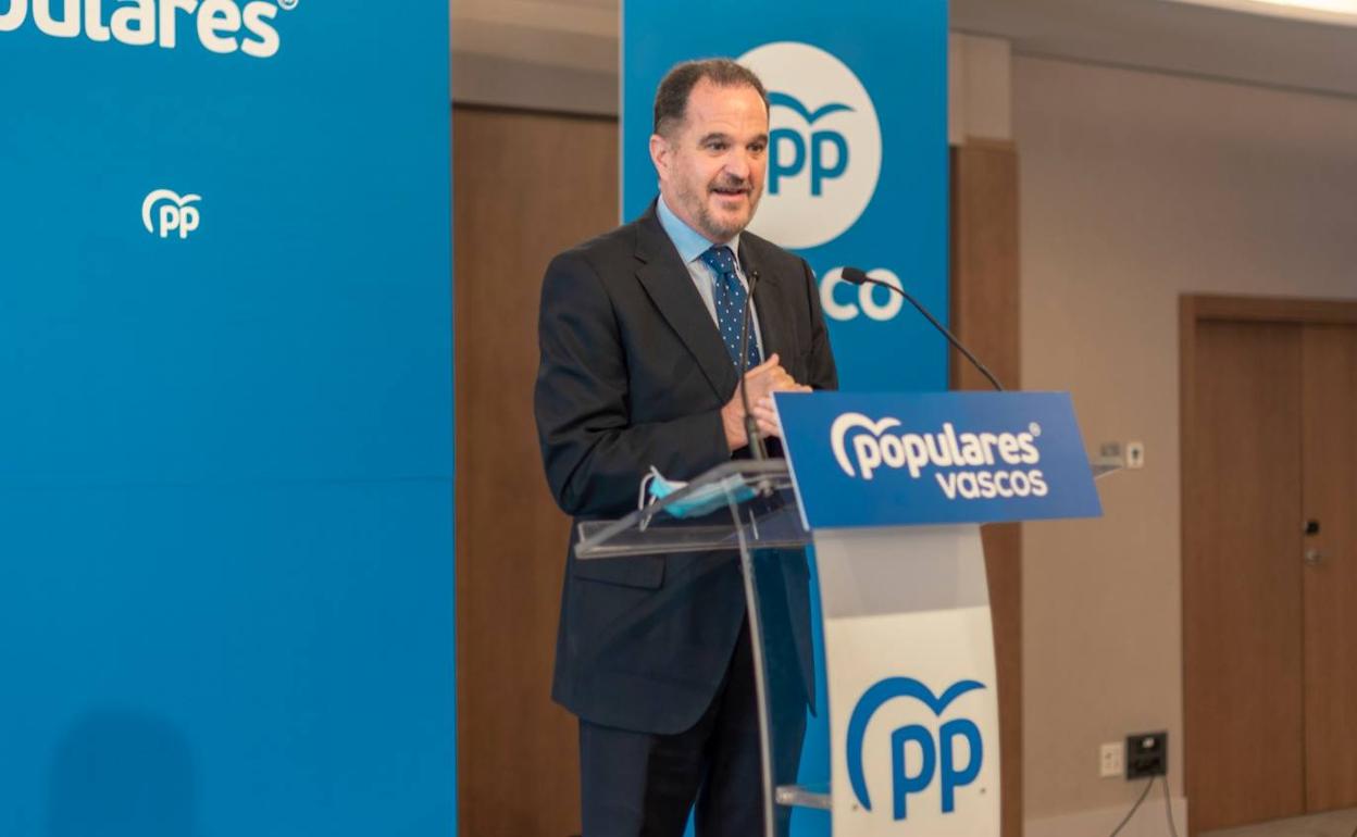 Carlos Iturgaiz, durante la clausura de la jornada sobre educación, hoy, en San Sebastián.