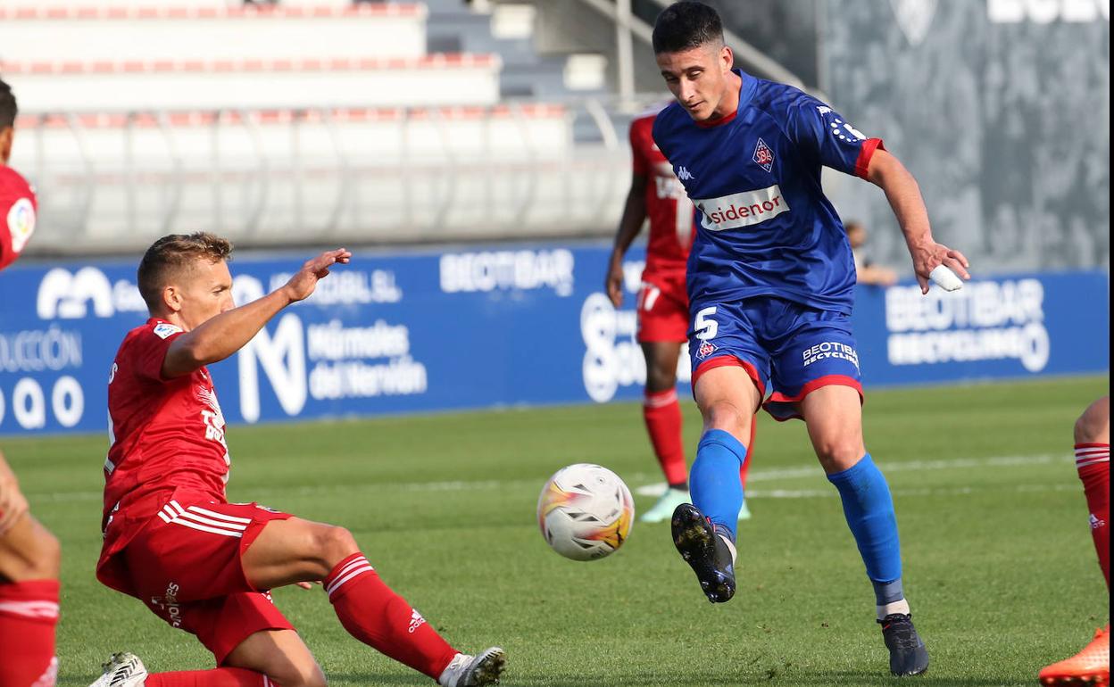 Lander Olaetxea, en un lance del choque ante el Cartagena. 