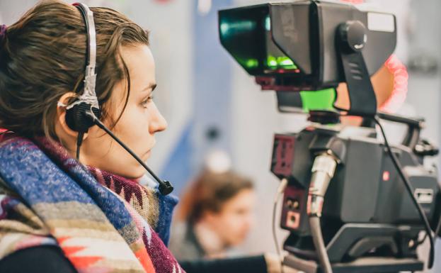 Emakume bat, kamera aurrean.