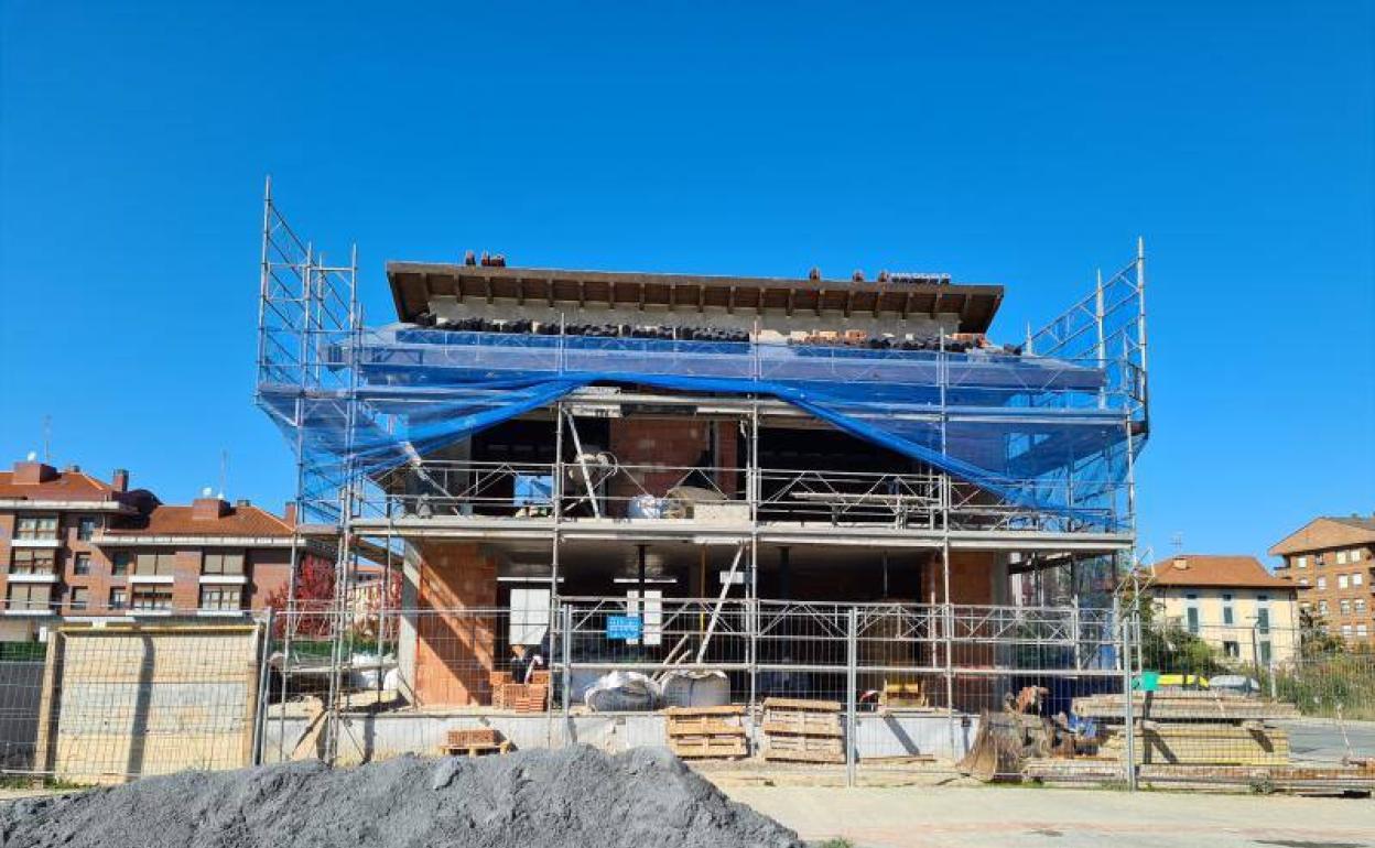 El accidente mortal se produjo en una casa unifamiliar en construcción en la calle Goiena de Amurrio. 