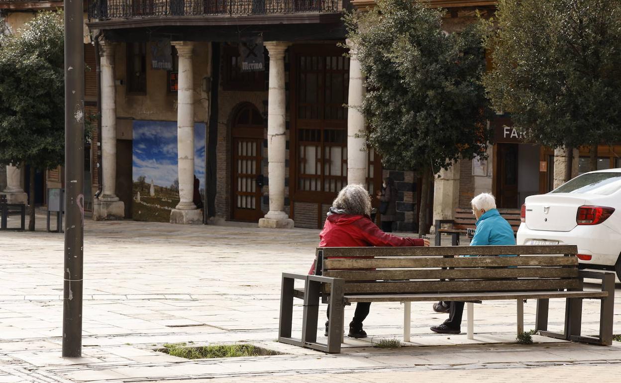 Personas ajenas a la información en una plaza de Agurain.