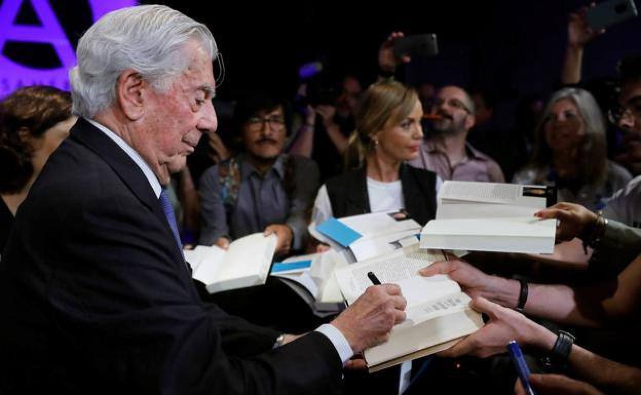 El escritor peruano firma ejemplares en la presentación de uno de sus libros. 