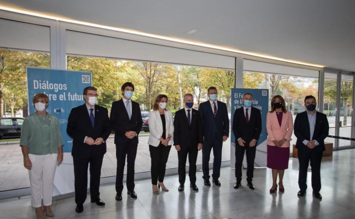 Foto de familia de las autoridades en la inauguración de las jornadas celebrada en la mañana de ayer. 