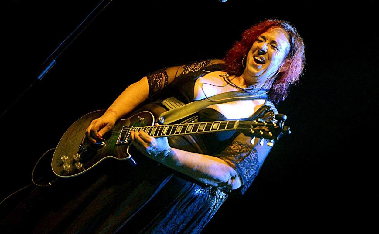 Joanna con su Gibson Les Paul.