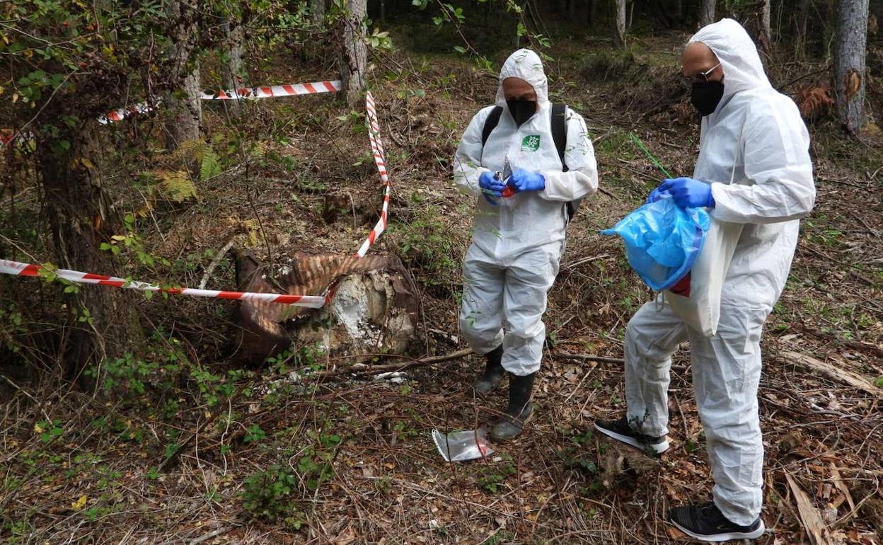 Ekologistak Martxaneko kideak HCH-lindano pestizida izan daitekeen metalezko upelaren ondoan.