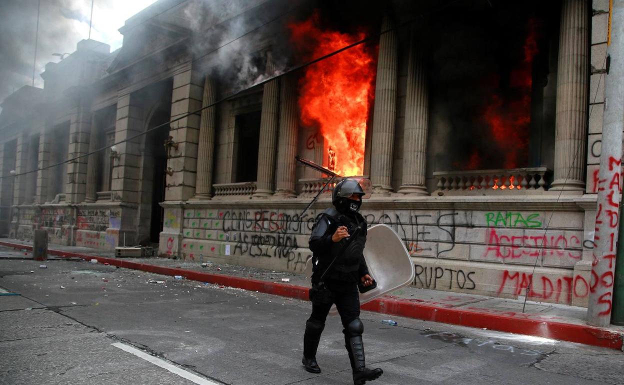 Imagen de noviembre de 2020, cuando el Congreso de Guatemala sufrió otro ataque. 