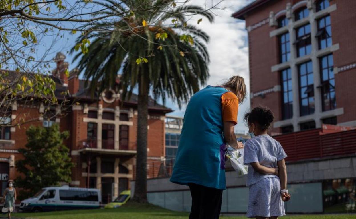 Uno de los participantes atiende atento las explicaciones.