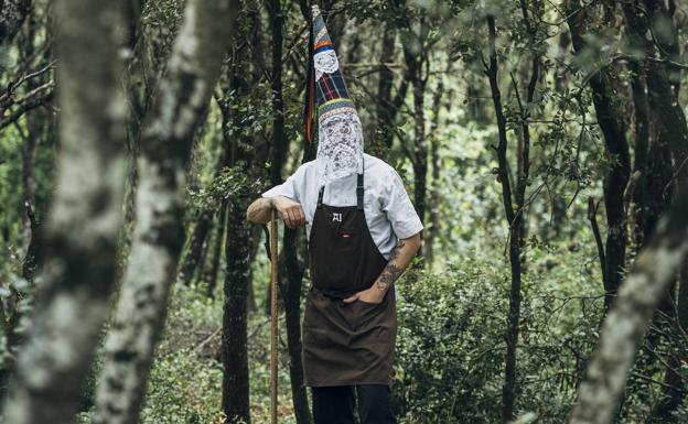 Lamo con el atuendo tradicional de Carnaval en Campezo.