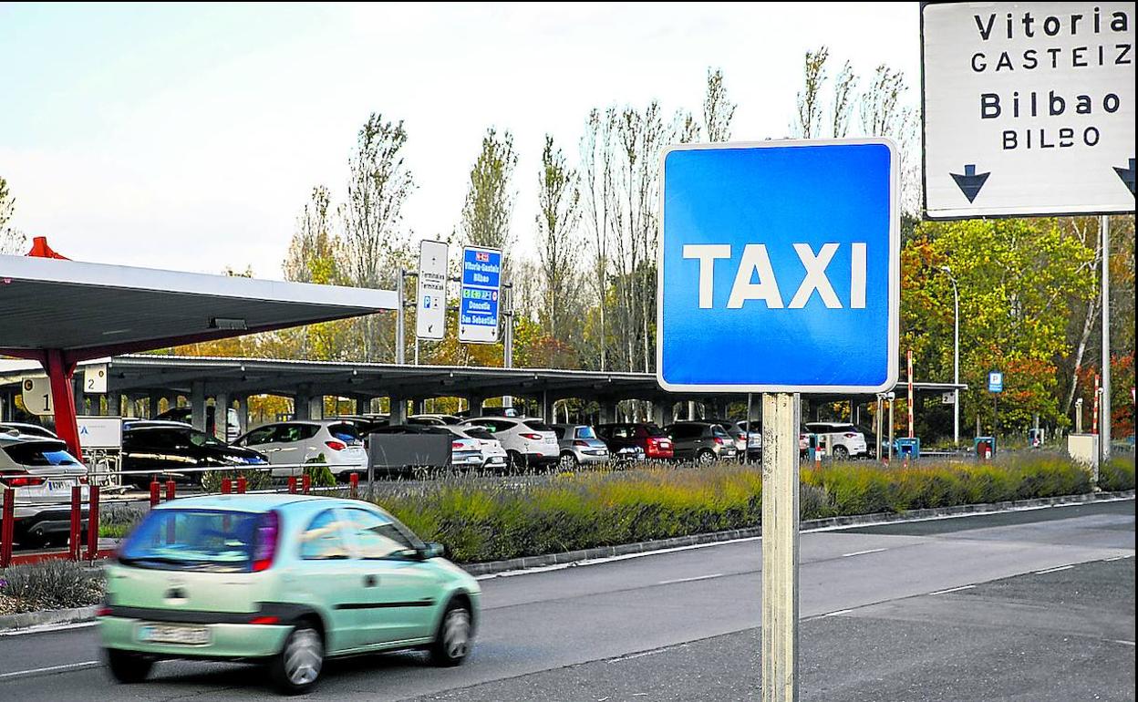 El aeropuerto de Foronda cuenta desde ayer con una parada de taxis, a la que se sumará en las próximas semanas una zona donde los conductores podrán esperar turno. 