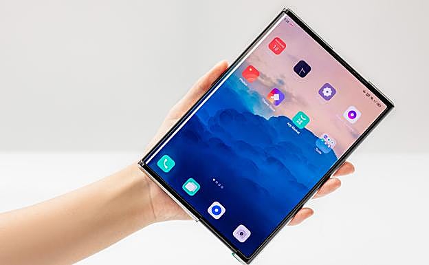 Así funciona el móvil con pantalla enrollable de Oppo exhibido en Bilbao