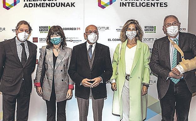 Imagen principal - Eduardo Mozo de Rosales, María Goti, Gregorio Rojo, Zuriñe Ortiz de Latierro y Daniel Solana. | Abajo a la derecha, Raquel Castro, Raquel Celemín, Nuria Fernández, Edurne Campo e Isabel Marrón. A la izquierda, Víctor Badorrey y Jesús Herrero..
