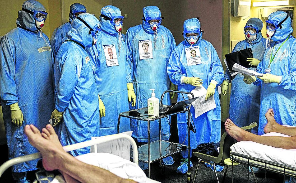 Situación extrema. Un grupo de médicos vestidos con equipos de protección visitan a contagiados en la unidad de urgencias de urgencias de un hospital de Moscú. 