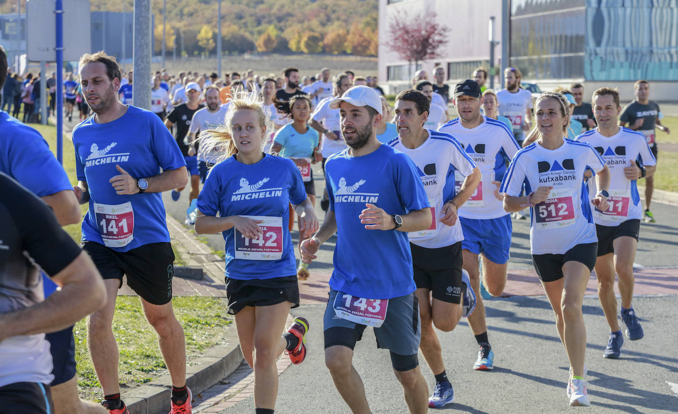 Fotos: Osakidetza gana en número la Carrera de Empresas