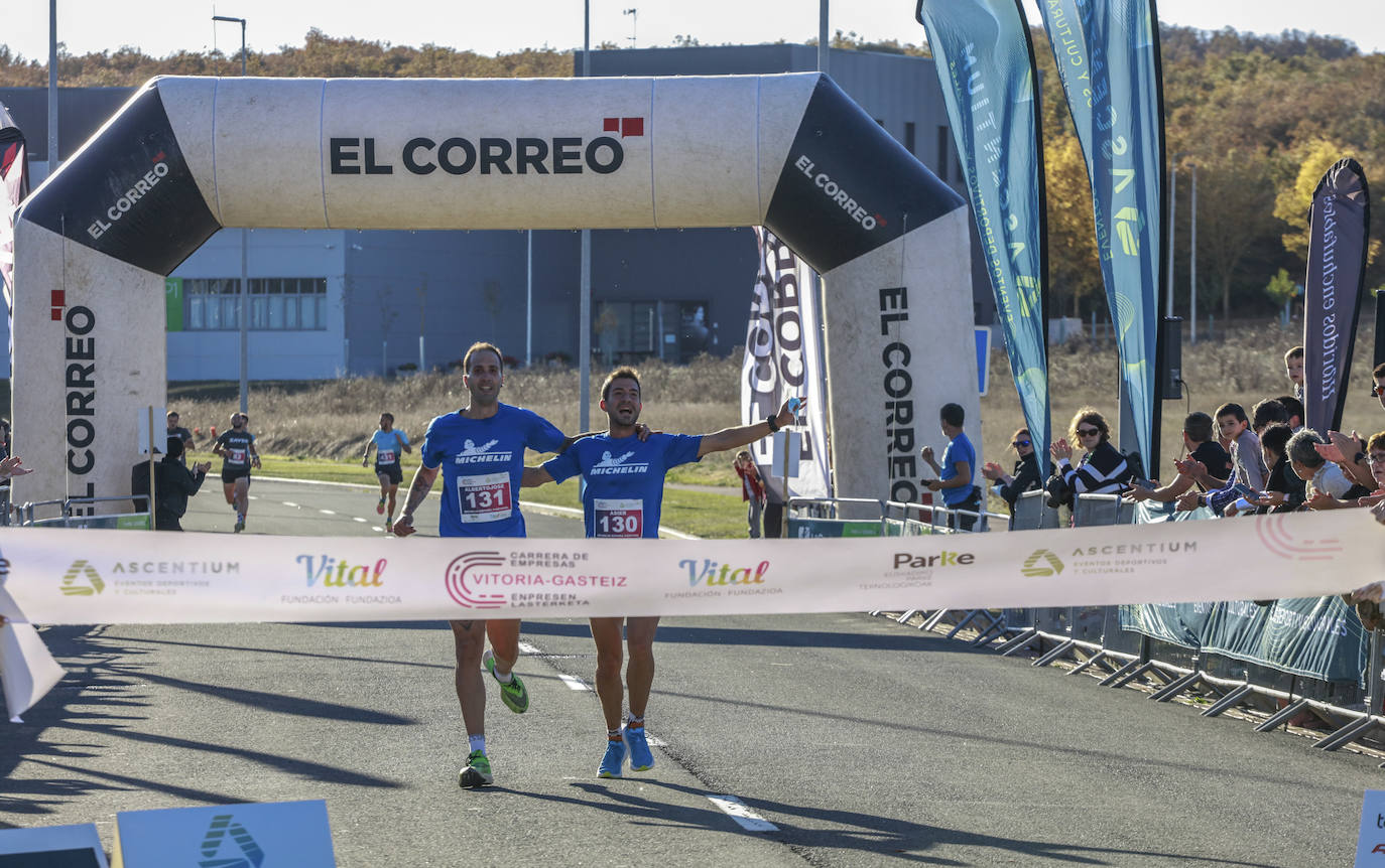 Fotos: Osakidetza gana en número la Carrera de Empresas