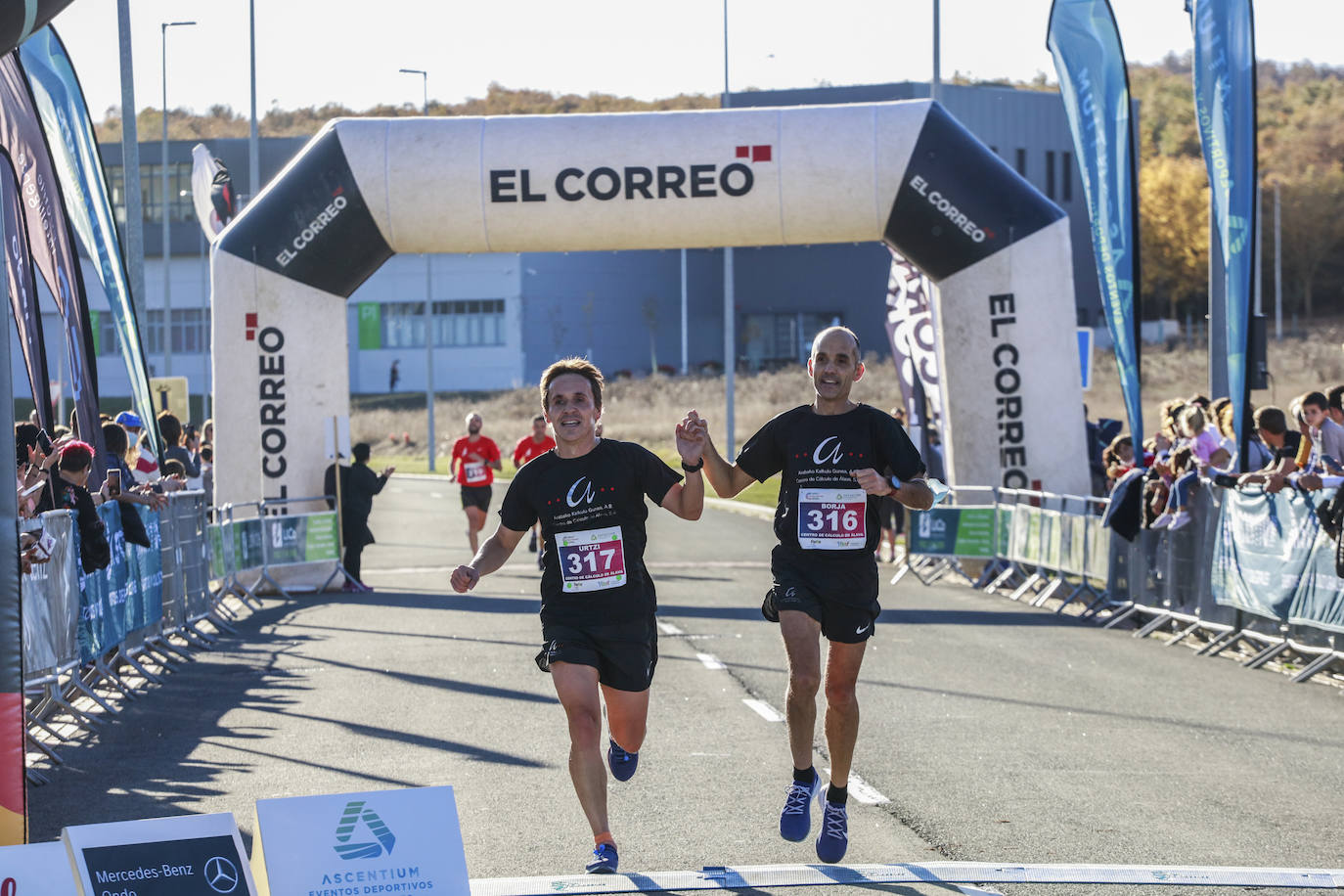 Fotos: Osakidetza gana en número la Carrera de Empresas