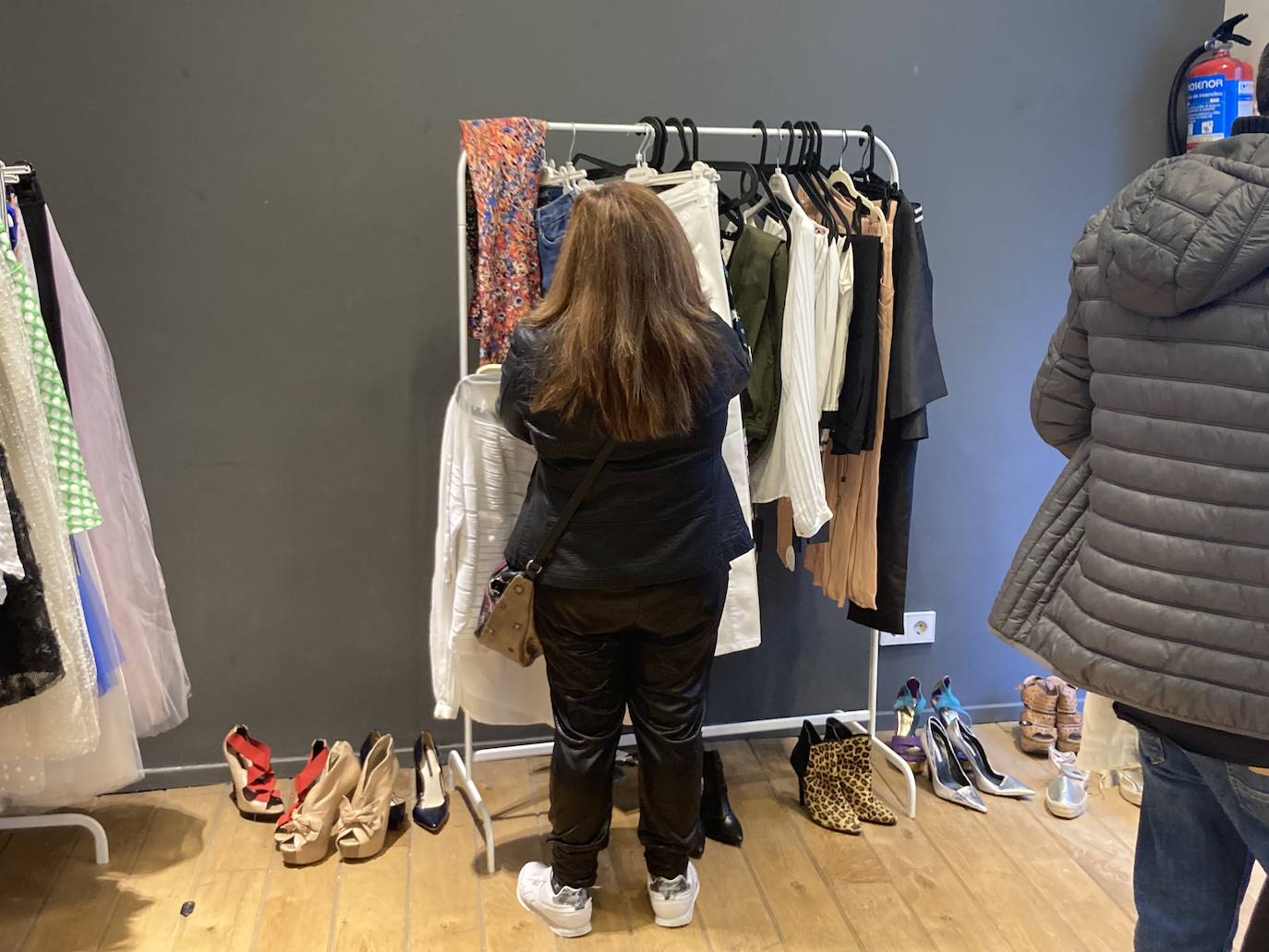 Fotos: Largas colas en la tienda efímera de Bilbao de Ibai Gómez e Ingrid Betancor con su propia ropa para ayudar a La Palma