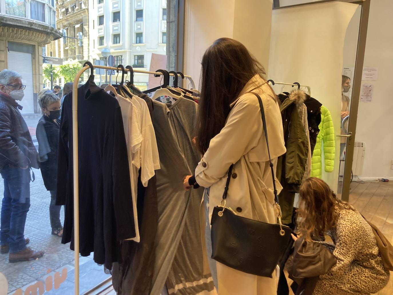 Fotos: Largas colas en la tienda efímera de Bilbao de Ibai Gómez e Ingrid Betancor con su propia ropa para ayudar a La Palma