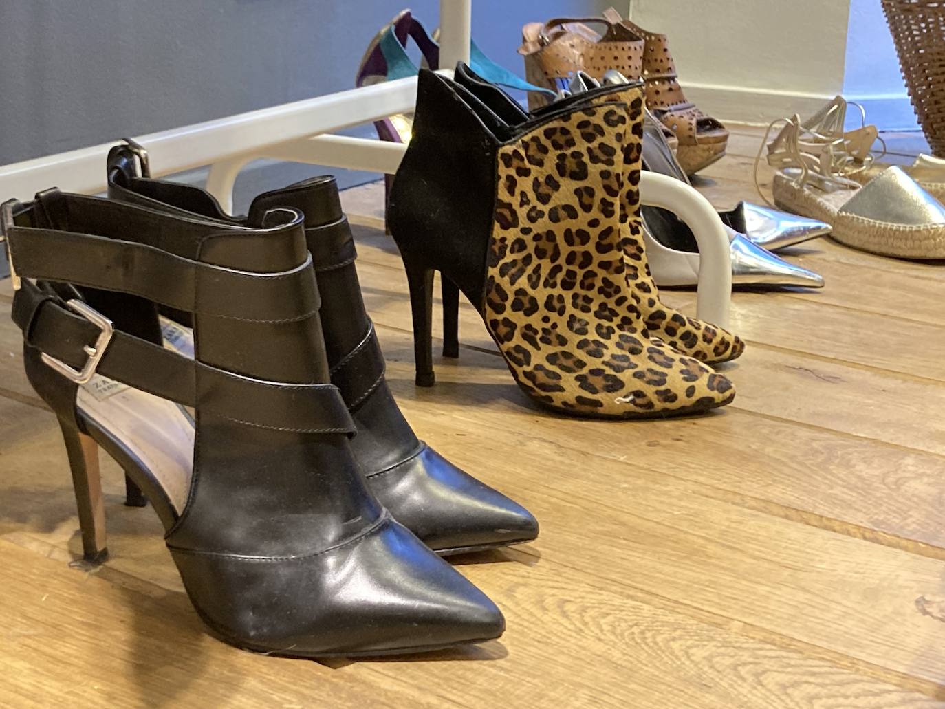 Fotos: Largas colas en la tienda efímera de Bilbao de Ibai Gómez e Ingrid Betancor con su propia ropa para ayudar a La Palma