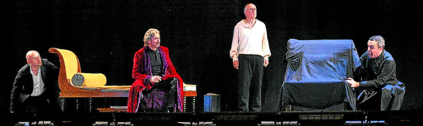 Secundarios de lujo. José Manuel Díaz y Mikeldi Atxalandabaso (en el centro) asumen el rol de padre y criado en el acto II.