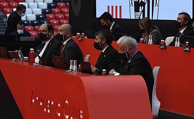 «Decimos en público y en privado que no queremos jugar los lunes», protesta Elizegi