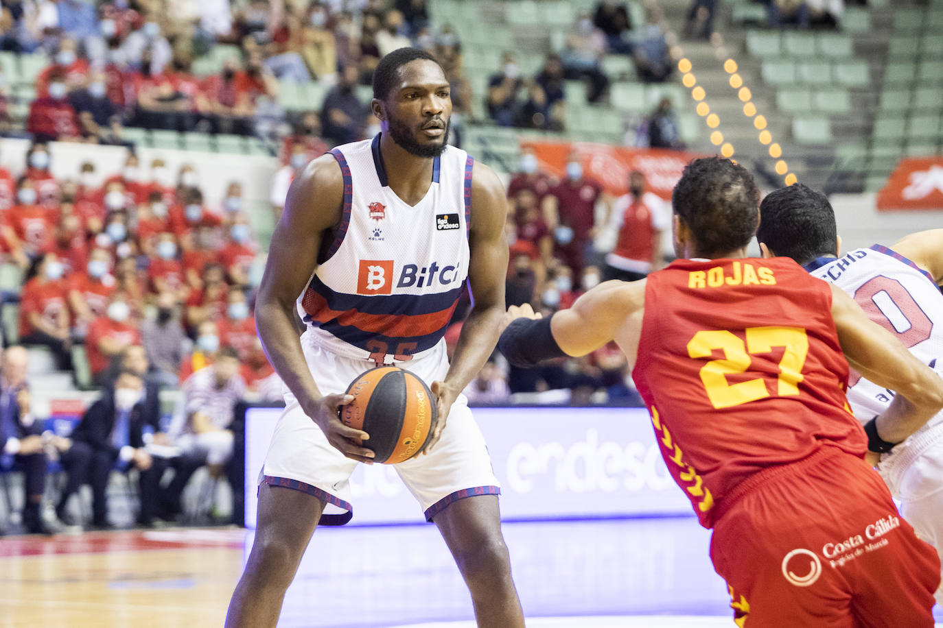 Fotos: Las mejores imágenes del UCAM Murcia - Baskonia