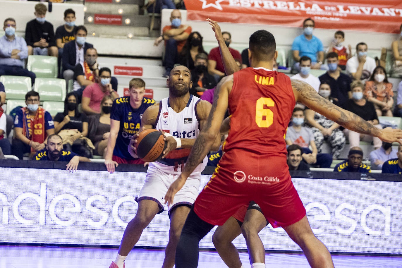 Fotos: Las mejores imágenes del UCAM Murcia - Baskonia