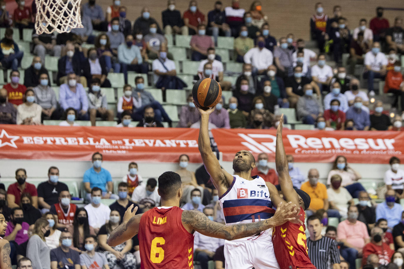 Fotos: Las mejores imágenes del UCAM Murcia - Baskonia