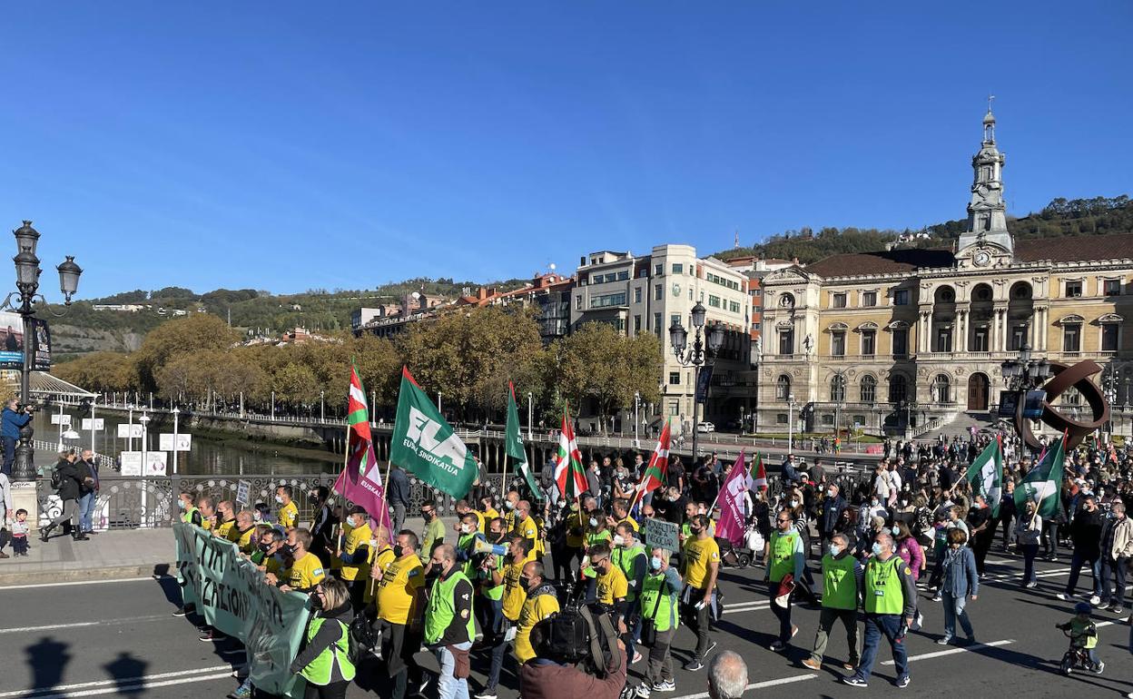 La manifestación de Bilbao ha contado con la participación de trabajadores de Tubacex y Novaltia, entre otros.