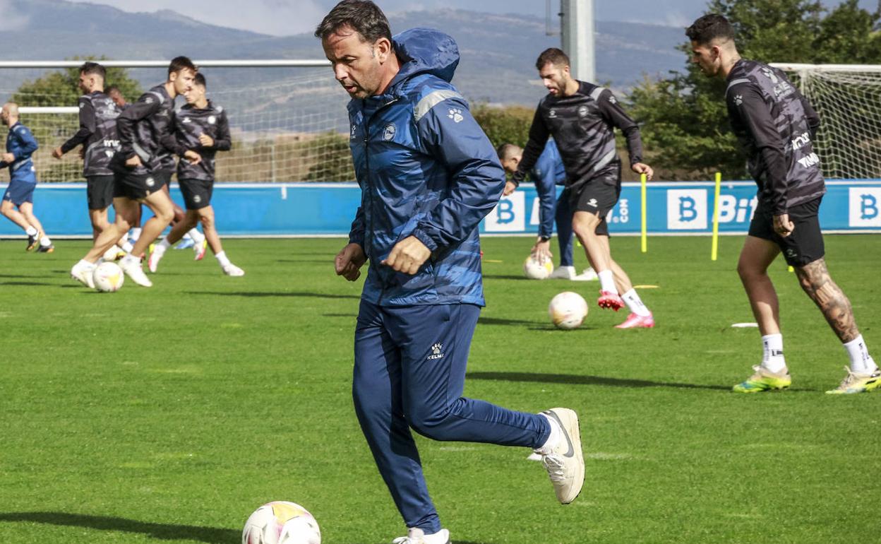 Calleja juega con el balón en un entrenamiento reciente. 