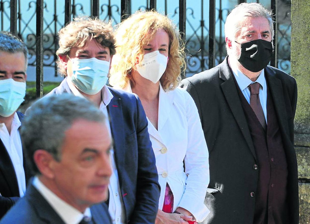 Eguiguren, al fondo, en el acto celebrado por el PSE en Gernika por el fin de la violencia de ETA. 