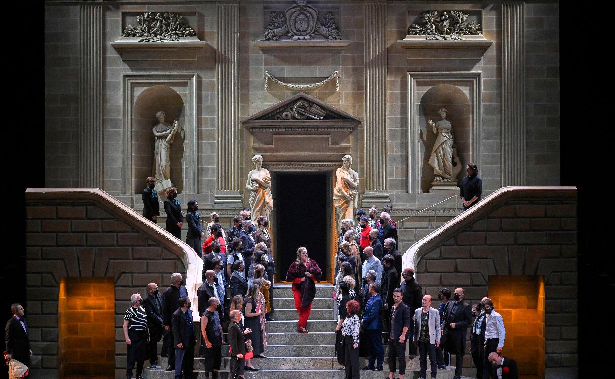 Escena del montaje de 'Los cuentos de Hoffmann' que acoge el Euskalduna. 