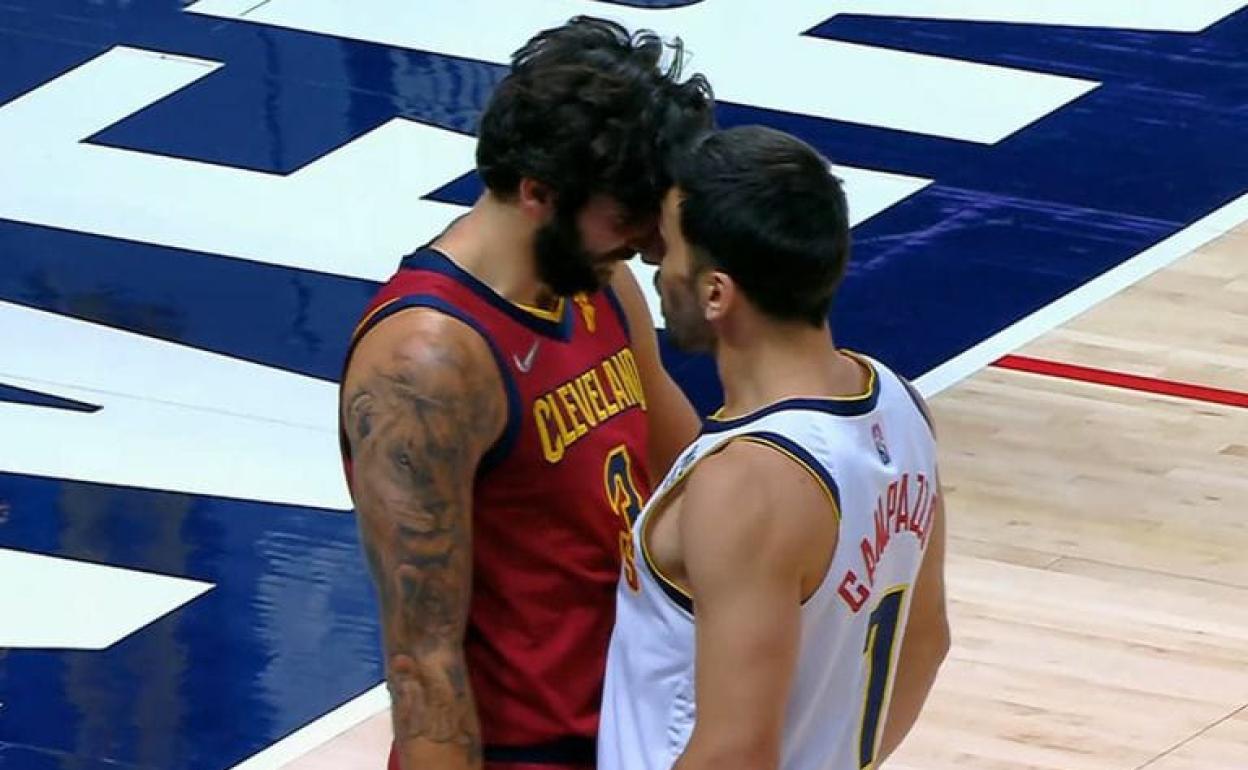 Ricky se encara con Campazzo tras recibir un golpe en la rodilla en una de sus defensas al límite