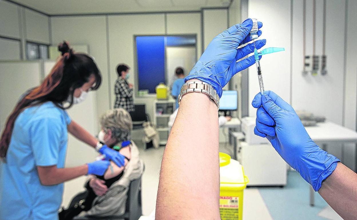 Una sanitaria de Osakidetza prepara una dosis para su administración en el hospital de Gernika. 