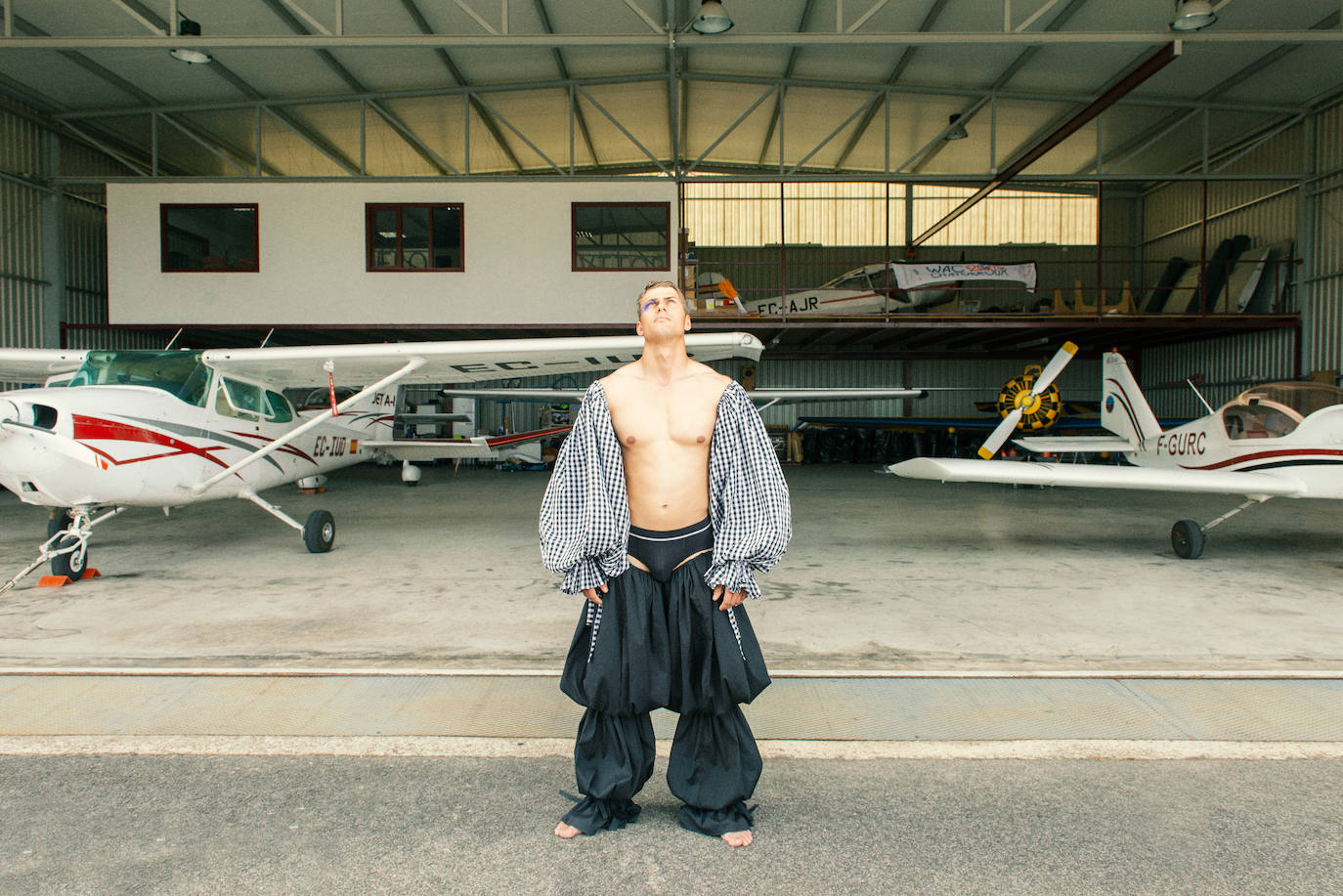 Una de las fotografías en el Aeroclub Heraclio Alfaro, el modelo luce mangas y perneras de Rubearth y ropa interior de Abanderado.