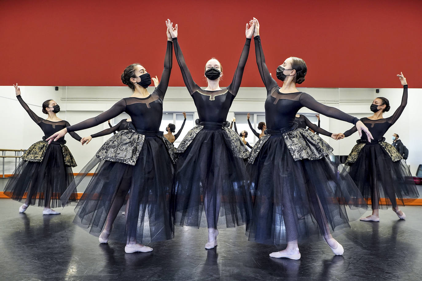 Fotos: Siete alumnas del Conservatorio de Danza José Uruñuela actuarán el lunes en San Petersburgo