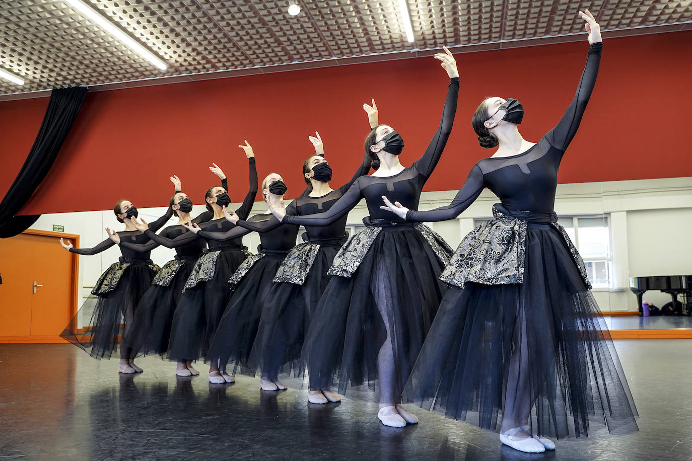 Fotos: Siete alumnas del Conservatorio de Danza José Uruñuela actuarán el lunes en San Petersburgo
