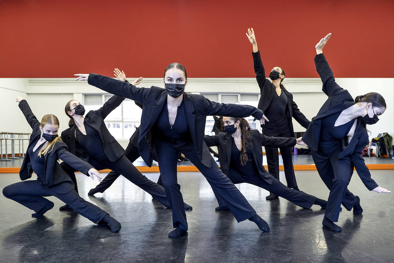 Fotos: Siete alumnas del Conservatorio de Danza José Uruñuela actuarán el lunes en San Petersburgo