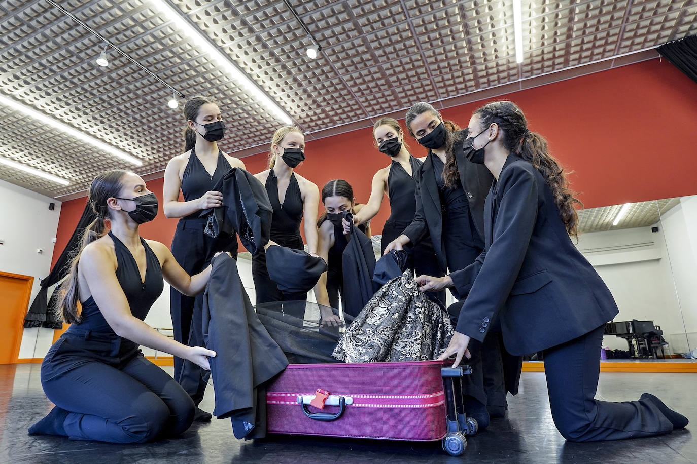Fotos: Siete alumnas del Conservatorio de Danza José Uruñuela actuarán el lunes en San Petersburgo