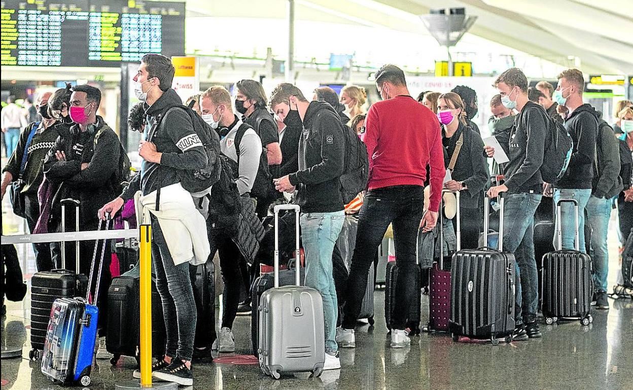 El tráfico vacacional es el que menos se ha resentido en Loiu, que busca ahora al pasajero de negocio. 