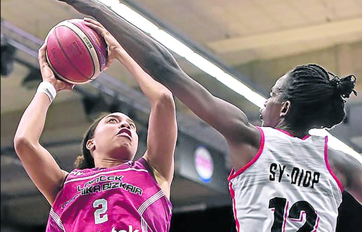 Tinara Moore trata de encestar ante la oposición de Sy-Diop. 