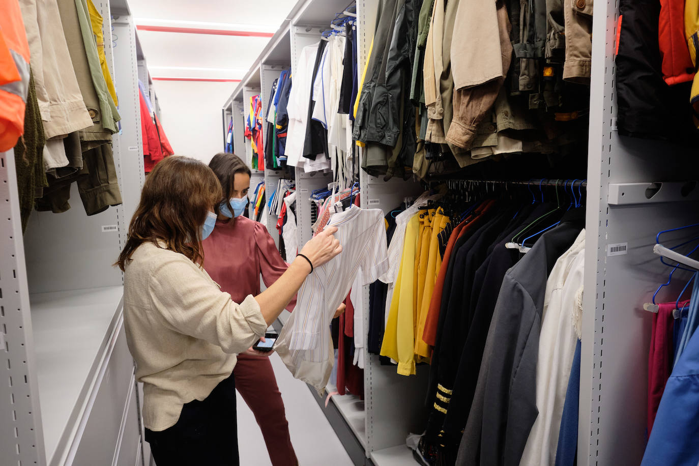 Fotos: Más trajes que botines y pocos complementos: así se viste a los presentadores de EiTB
